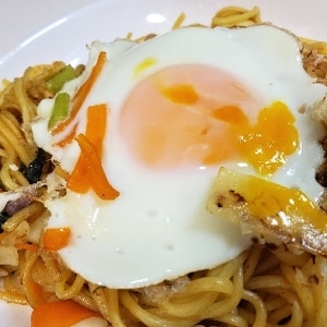 ソース焼きそばの袋麺アレンジ！キャベツ＋目玉焼き♪